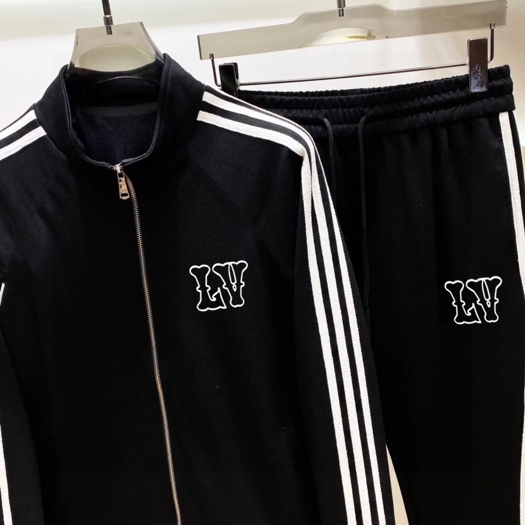 🅿️580 [LV Louis Vuitton] hot-selling suit is coming. Focus on the original version of the official website. 2025 new hot-selling cardigan and sweatshirt suit. The original order is the best. 🇭🇰The meticulous work of top designers for a fitting and perfect upper body effect. All-natural high-quality Tencel Roman cotton 100%, close-fitting comfort, noble and elegant! Original hardware embodies elegance and nobility! Counter size: M-3XL (maximum wear up to 190 pounds)